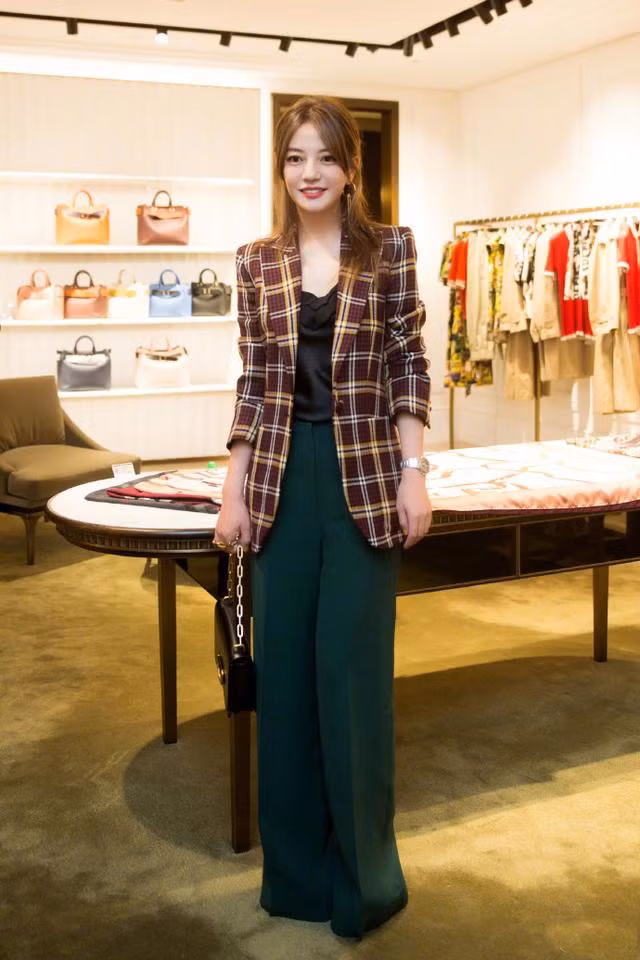 Ăn vận đơn giản nhưng Triệu Vy vẫn đẹp và sang chảnh như công nương Hoàng gia ảnh 9