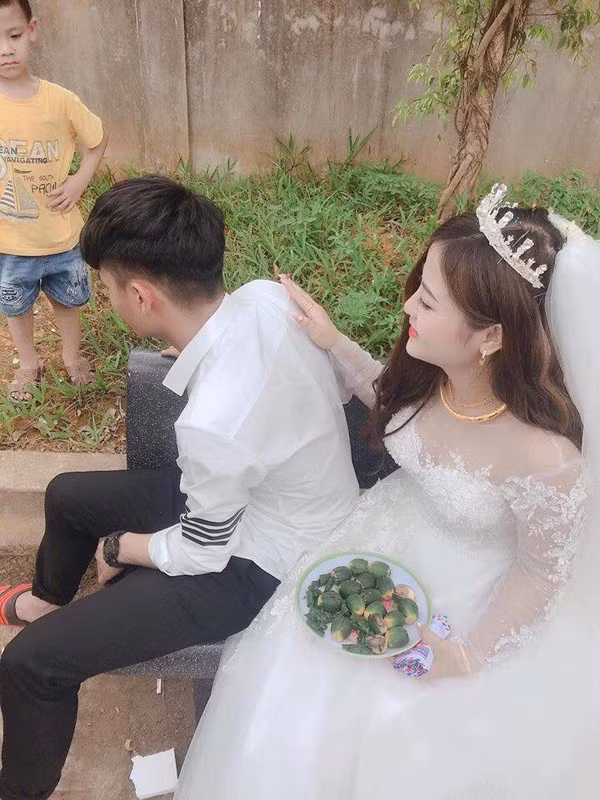 Ở nhà thì chí choé nhau suốt ngày nhưng lúc chị đi lấy chồng cậu em lại khóc như mưa