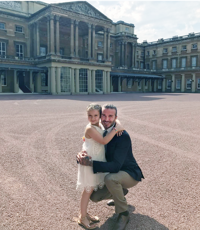 Tiểu công chúa Harper Beckham: Cuộc sống quý tộc phủ kín bằng tình thân và hành hiệu của cô bé hạnh phúc nhất Hollywood - Ảnh 10. Tiểu công chúa Harper Beckham: Cuộc sống quý tộc phủ kín bằng tình thân và hành hiệu của cô bé hạnh phúc nhất Hollywood - Ảnh 10.