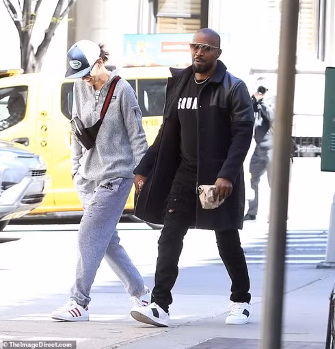 katie holmes rang ro, nam chat tay ban trai jamie foxx khi di dao pho hinh 3