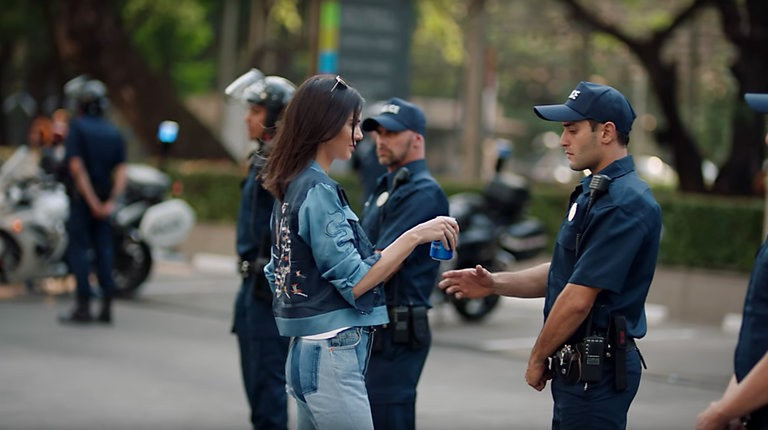 Quảng cáo kém duyên Burger King, H&M... nhận "trái đắng" ảnh 4