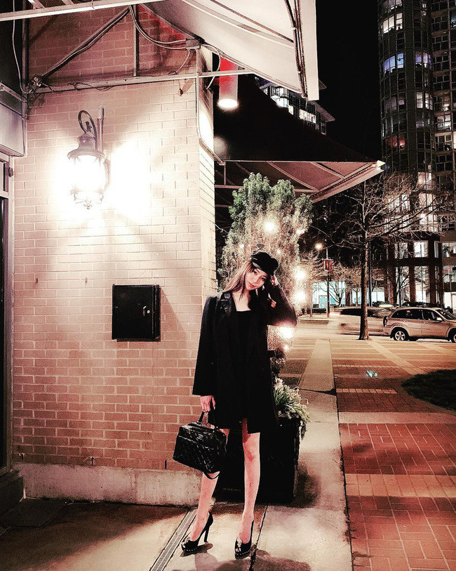 Cuộc sống xa hoa của tiểu thư có chiếc cằm đẹp nhất Trung Quốc: Bố mẹ cho chục tỷ mỗi tháng để tiêu xài, muốn xuất bản hẳn cuốn tạp chí về cách sống sang chảnh - Ảnh 4. Cuộc sống xa hoa của tiểu thư có chiếc cằm đẹp nhất Trung Quốc: Bố mẹ cho chục tỷ mỗi tháng để tiêu xài, muốn xuất bản hẳn cuốn tạp chí về cách sống sang chảnh - Ảnh 4.