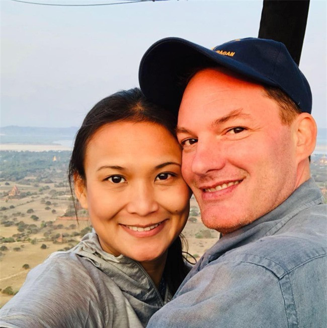 Chồng cũ Hồng Nhung lần đầu lộ diện cùng vợ mới sau đám cưới