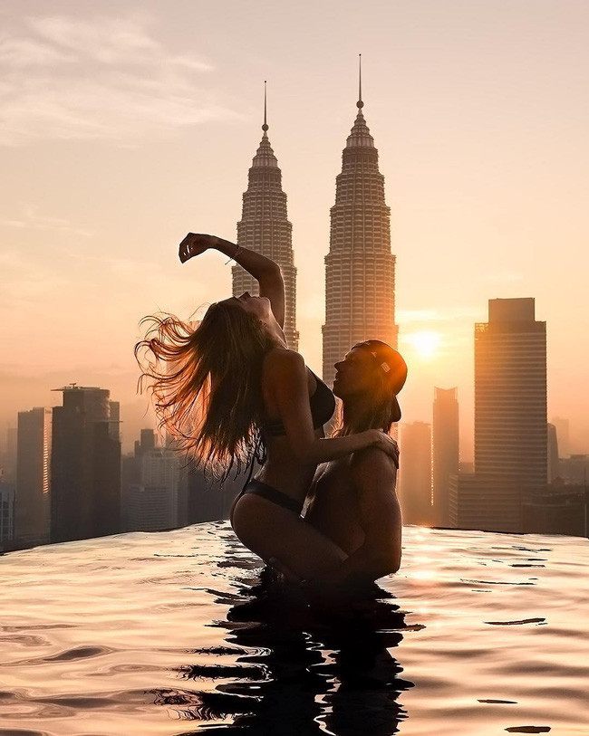 Ảnh “sống ảo” của cặp đôi travel blogger tưởng lãng mạn nhưng bị chỉ trích ngu ngốc, nhìn kỹ mới thấy nguyên nhân chết người - Ảnh 3. Ảnh “sống ảo” của cặp đôi travel blogger tưởng lãng mạn nhưng bị chỉ trích ngu ngốc, nhìn kỹ mới thấy nguyên nhân chết người - Ảnh 3.