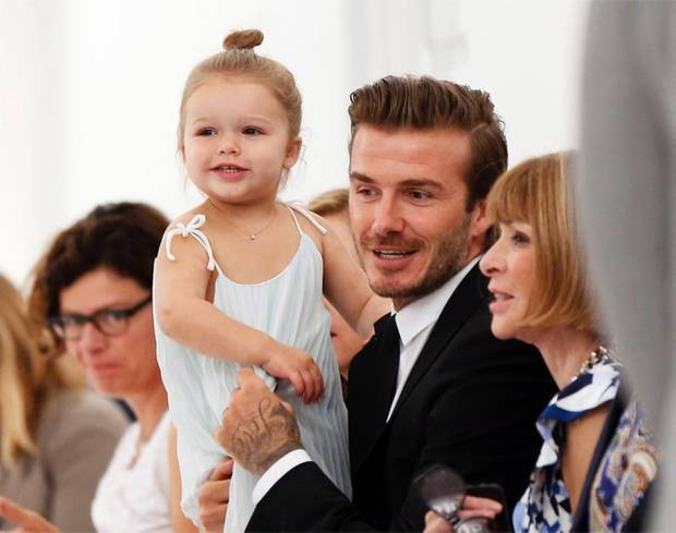 Tiểu công chúa Harper Beckham: Cuộc sống quý tộc phủ kín bằng tình thân và hành hiệu của cô bé hạnh phúc nhất Hollywood - Ảnh 5. Tiểu công chúa Harper Beckham: Cuộc sống quý tộc phủ kín bằng tình thân và hành hiệu của cô bé hạnh phúc nhất Hollywood - Ảnh 5.