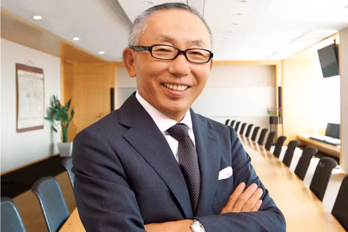 [CaptiTheo Forbes, tỷ phú sáng lập Uniqlo và nay là tập đoàn Fast Retailing, ông Tadashi Yanai hiện đang là người giàu nhất nước Nhật. Từng được tạp chí Time danh tiếng vinh danh vào danh sách một trăm người có tầm ảnh hưởng lớn nhất hành tinh, mới đây, ông đã gây choáng khi tuyên bố sẽ cố gắng đưa tập đoàn Fast Retailing của mình trở thành tập đoàn thời trang lớn nhất thế giới vào năm 2020 với doanh thu mỗi năm khoảng 5 nghìn tỷ yên, tức khoảng 25 tỷ USD.