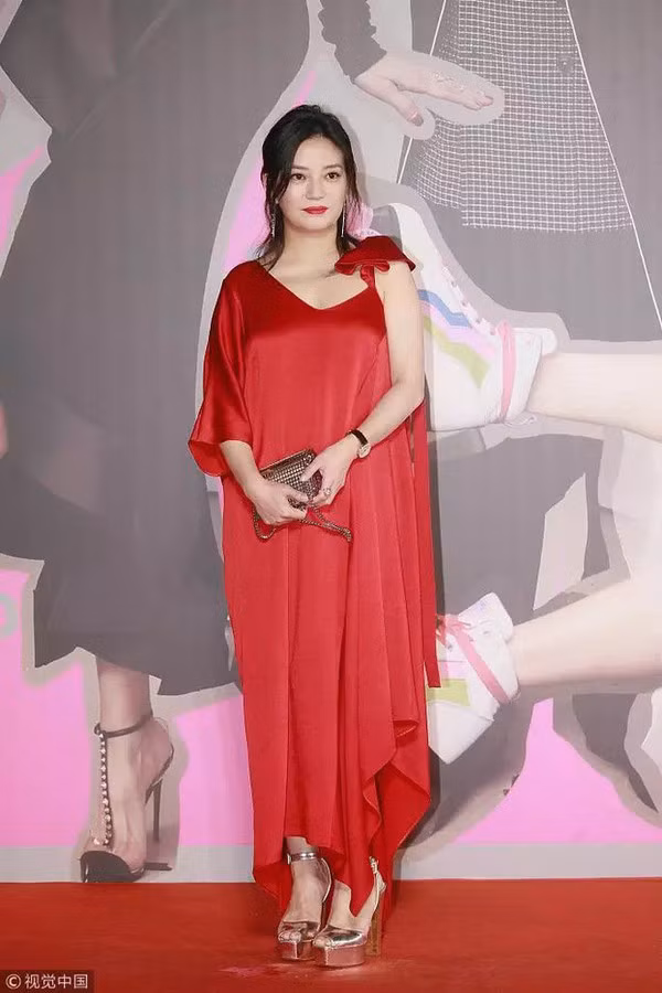 Triệu Vy cũng có thiết kế váy đỏ tương tự như Lâm Tâm Như tuy nhiên cô bị mất điểm bởi cánh tay to và chiếc đầm làm cô trông “phát tướng” hẳn
