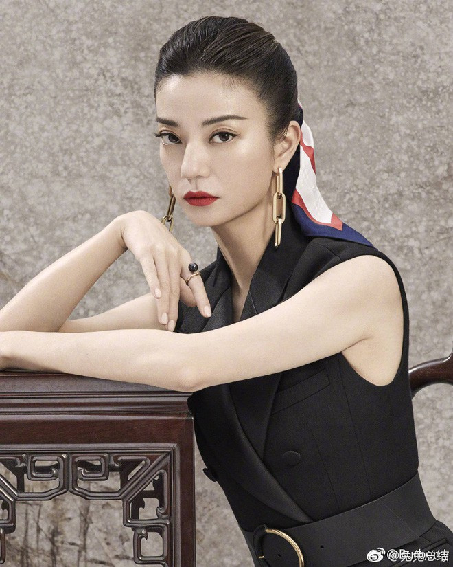 Ăn vận đơn giản nhưng Triệu Vy vẫn đẹp và sang chảnh như công nương Hoàng gia ảnh 6