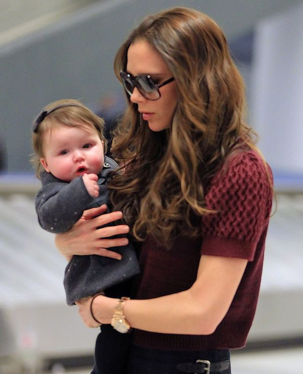 Tiểu công chúa Harper Beckham: Cuộc sống quý tộc phủ kín bằng tình thân và hành hiệu của cô bé hạnh phúc nhất Hollywood - Ảnh 3. Tiểu công chúa Harper Beckham: Cuộc sống quý tộc phủ kín bằng tình thân và hành hiệu của cô bé hạnh phúc nhất Hollywood - Ảnh 3.
