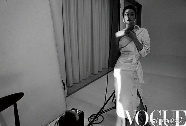 Thân thiết 20 năm nhưng Triệu Vy và Lâm Tâm Như không ít lần "chặt đẹp" nhau thế này ảnh 10 Nữ diễn viên Triệu Vy diện cùng một mẫu váy từ nhà mốt Max Mara khoe sắc vóc quyến rũ trên tạp chí Vogue Trung Quốc - số ra tháng 2