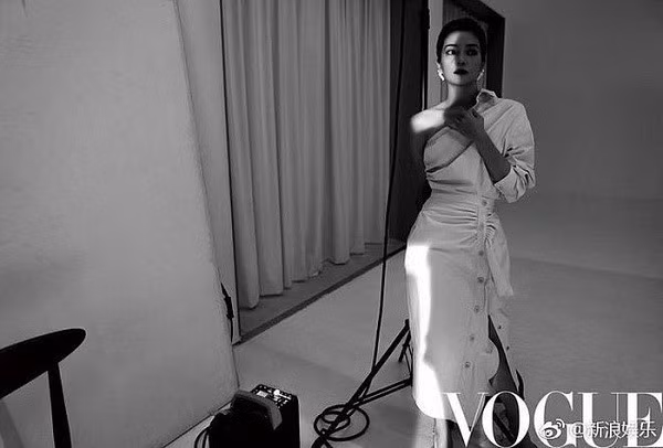 Nữ diễn viên Triệu Vy diện cùng một mẫu váy từ nhà mốt Max Mara khoe sắc vóc quyến rũ trên tạp chí Vogue Trung Quốc - số ra tháng 2