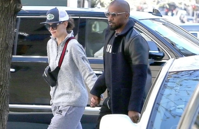 Katie Holmes rạng rỡ, nắm chặt tay bạn trai Jamie Foxx khi đi dạo phố