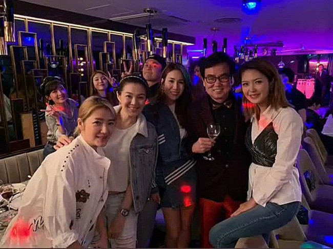 Quyền lực khủng của ông trùm Hong Kong được mỹ nữ vây kín, chúc tụng mừng thọ 73 tuổi - Ảnh 3. Quyền lực khủng của ông trùm Hong Kong được mỹ nữ vây kín, chúc tụng mừng thọ 73 tuổi - Ảnh 3.