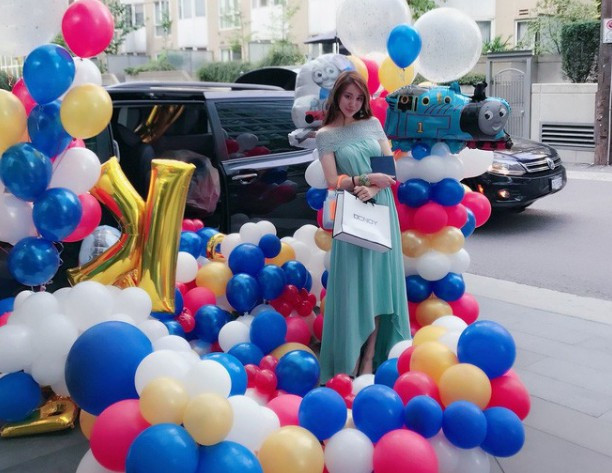 Cuộc sống xa hoa của tiểu thư có chiếc cằm đẹp nhất Trung Quốc: Bố mẹ cho chục tỷ mỗi tháng để tiêu xài, muốn xuất bản hẳn cuốn tạp chí về cách sống sang chảnh - Ảnh 9. Cuộc sống xa hoa của tiểu thư có chiếc cằm đẹp nhất Trung Quốc: Bố mẹ cho chục tỷ mỗi tháng để tiêu xài, muốn xuất bản hẳn cuốn tạp chí về cách sống sang chảnh - Ảnh 9.