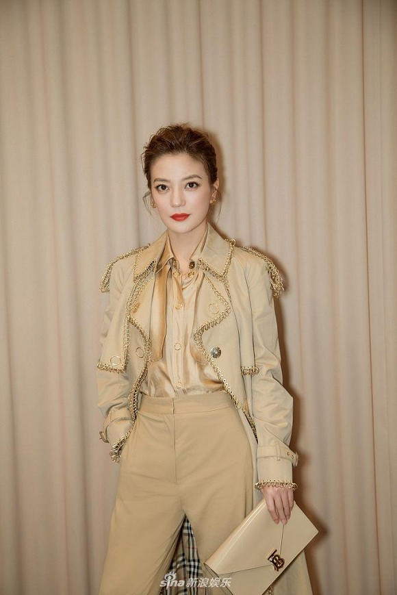 Ăn vận đơn giản nhưng Triệu Vy vẫn đẹp và sang chảnh như công nương Hoàng gia ảnh 8