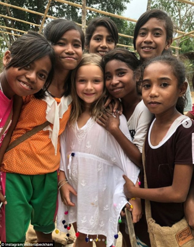 Tiểu công chúa Harper Beckham: Cuộc sống quý tộc phủ kín bằng tình thân và hành hiệu của cô bé hạnh phúc nhất Hollywood - Ảnh 13. Tiểu công chúa Harper Beckham: Cuộc sống quý tộc phủ kín bằng tình thân và hành hiệu của cô bé hạnh phúc nhất Hollywood - Ảnh 13.