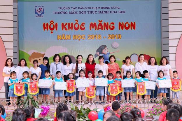 Trao cờ cho các lớp tham gia Hội khỏe