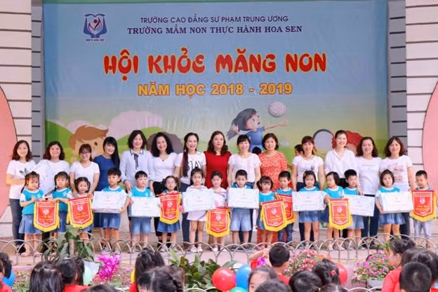 Trao cờ cho các lớp tham gia Hội khỏe