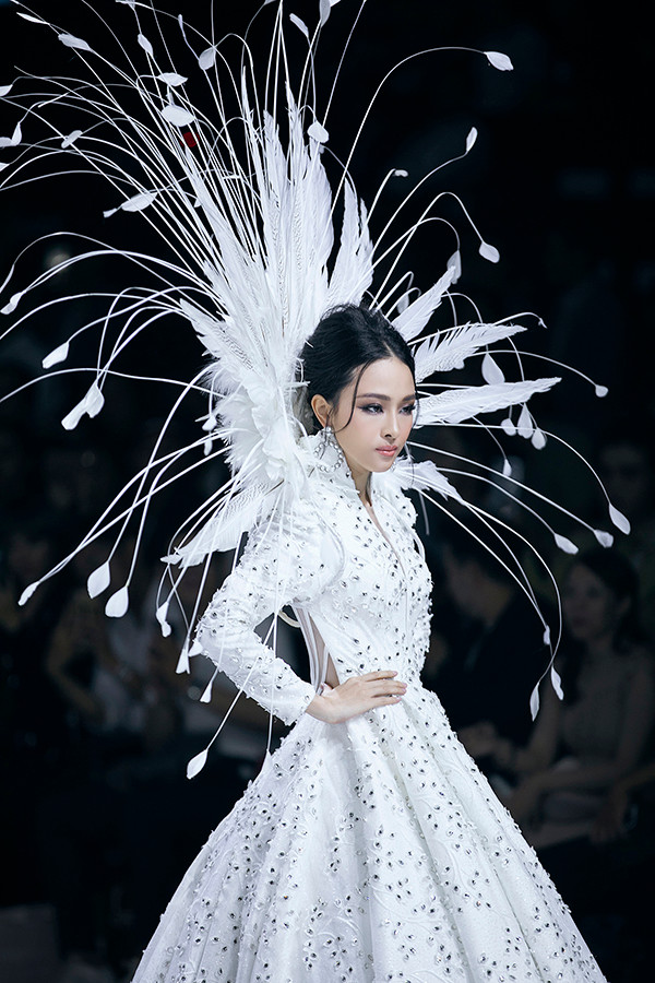 Sau hơn 2 năm vướng vào lao lý, đây là lần đầu tiên hoa hậu Phương Nga tái xuất sàn catwalk với vai trò người mẫu. Sau hơn 2 năm vướng vào lao lý đây là lần đầu tiên cô tái xuất sàn diễn thời trang và xuất hiện với vai trò người mẫu.