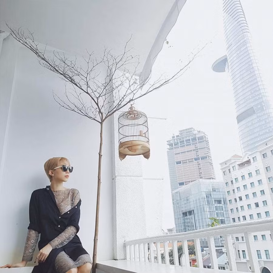 Tóc Tiên bỗng lộ nhà riêng sầm uất và hình ảnh vốn giấu kín như bưng ảnh 4 Ở ngay ngoài phòng ngủ là góc ban công rộng rãi