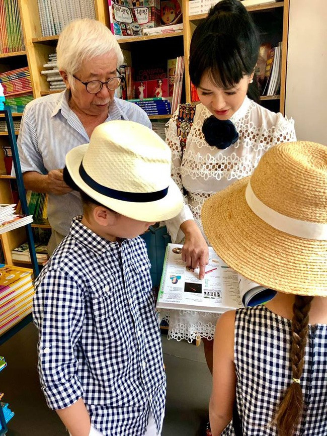 Sau nửa năm ly dị, chồng cũ đã tái hôn, cuộc sống của ca sĩ Hồng Nhung ra sao? ảnh 6 Hồng Nhung đưa các con đi chơi kết hợp học tập.