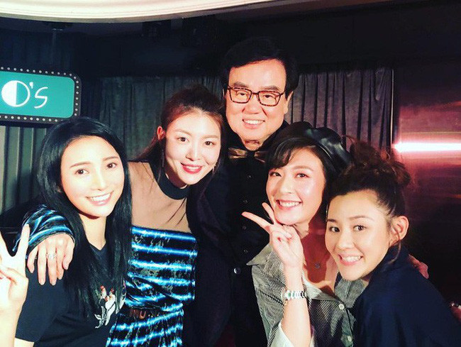 Quyền lực khủng của ông trùm Hong Kong được mỹ nữ vây kín, chúc tụng mừng thọ 73 tuổi - Ảnh 2. Quyền lực khủng của ông trùm Hong Kong được mỹ nữ vây kín, chúc tụng mừng thọ 73 tuổi - Ảnh 2.