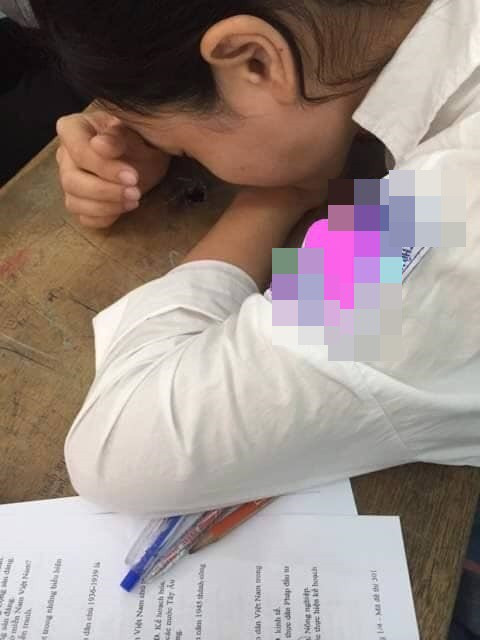 Nữ sinh gục xuống bàn, tưởng có chuyện, ai ngờ lại che giấu bí mật ngay phía dưới - Ảnh 2. Nữ sinh gục xuống bàn, tưởng có chuyện, ai ngờ lại che giấu bí mật ngay phía dưới - Ảnh 2.