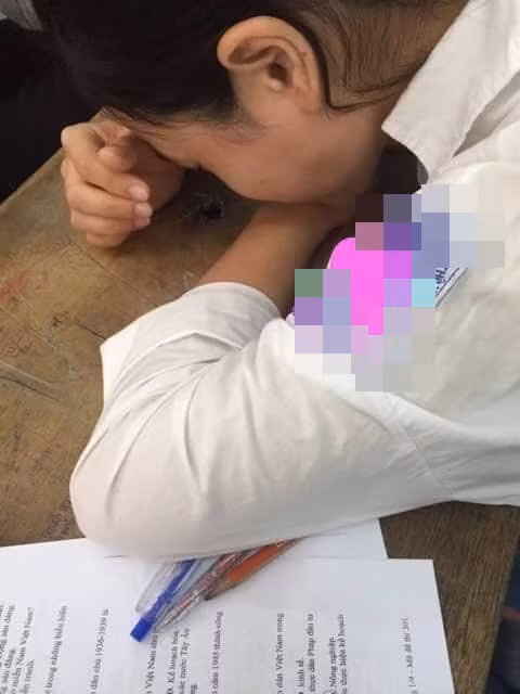 Nữ sinh gục xuống bàn, tưởng có chuyện, ai ngờ lại che giấu bí mật ngay phía dưới - Ảnh 2.