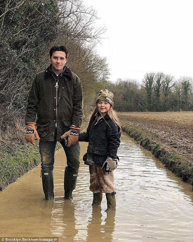 Tiểu công chúa Harper Beckham: Cuộc sống quý tộc phủ kín bằng tình thân và hành hiệu của cô bé hạnh phúc nhất Hollywood - Ảnh 11. Tiểu công chúa Harper Beckham: Cuộc sống quý tộc phủ kín bằng tình thân và hành hiệu của cô bé hạnh phúc nhất Hollywood - Ảnh 11.