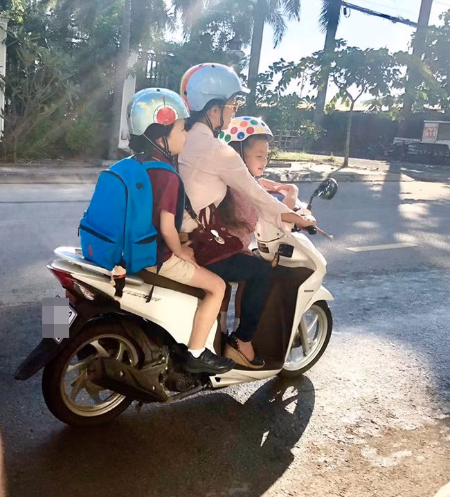 au khi chia tay, cô chăm sóc hai con và sống ở Việt Nam.