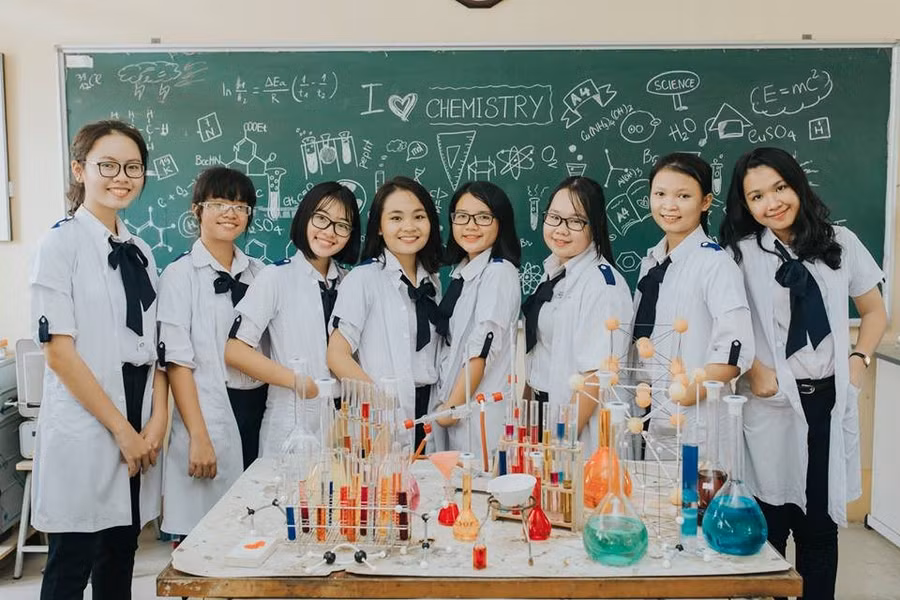 Bộ ảnh kỷ yếu đúng “chất” chuyên Hóa đã bất ngờ gây sốt cộng đồng mạng vì mang phong cách không giống những bộ kỷ yếu lâu nay dân lớp 12 vẫn làm.