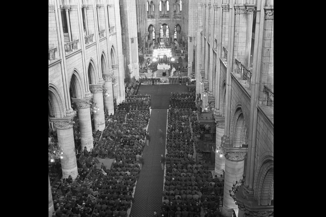 Những bức ảnh cực quý hiếm không phải ai cũng được nhìn thấy về một quá khứ tuyệt đẹp của Nhà thờ Đức Bà Paris - chứng nhân lịch sử của nước Pháp - Ảnh 13.