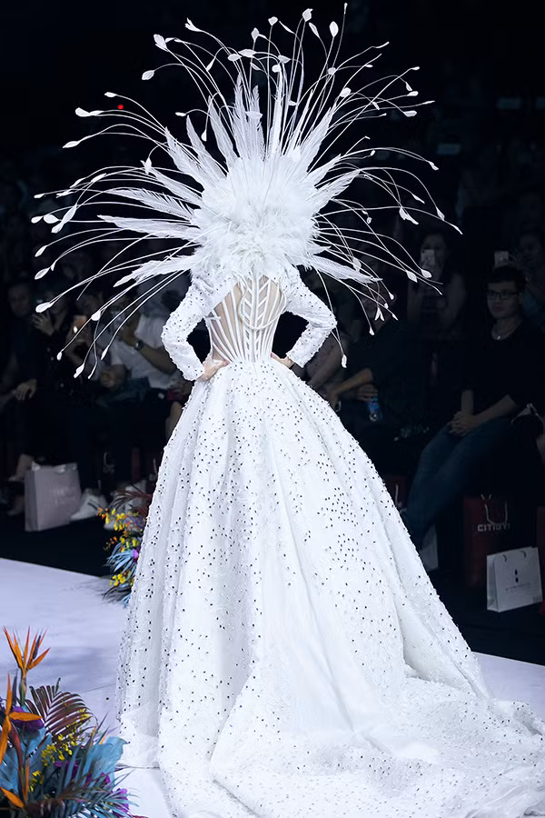 Bộ cánh đặc biệt dành cho Trương Hồ Phương Nga được đính kết 12.000 viên đá quý.