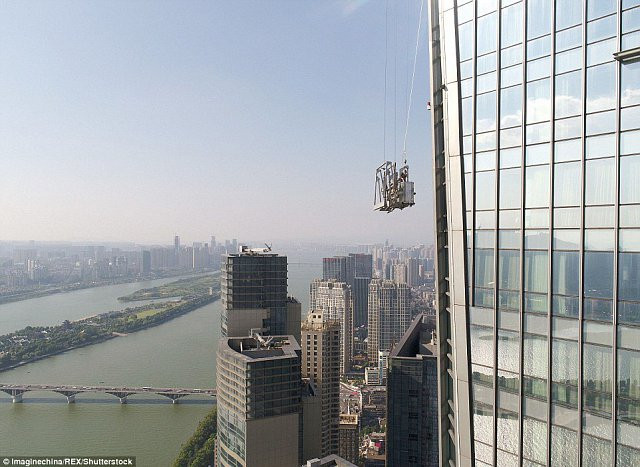 Xem cứu nhân viên lau kính mắc kẹt trên tòa nhà chọc trời - Hình 3