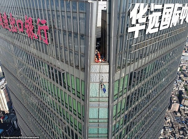 Xem cứu nhân viên lau kính mắc kẹt trên tòa nhà chọc trời - Hình 2