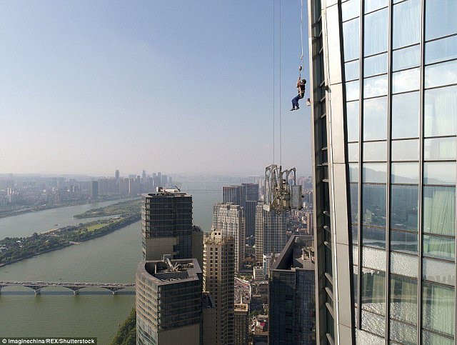 Xem cứu nhân viên lau kính mắc kẹt trên tòa nhà chọc trời - Hình 1