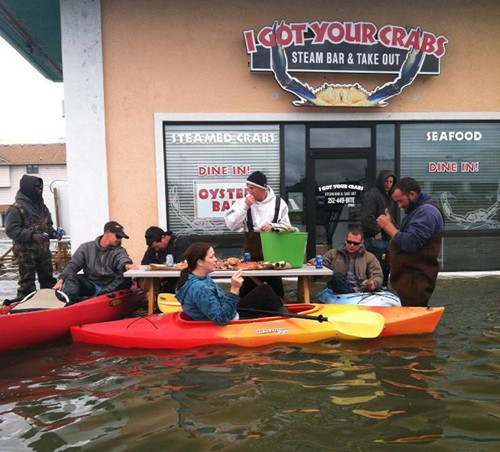 Ăn chơi không sợ mưa rơi. Ăn chơi không sợ mưa rơi.