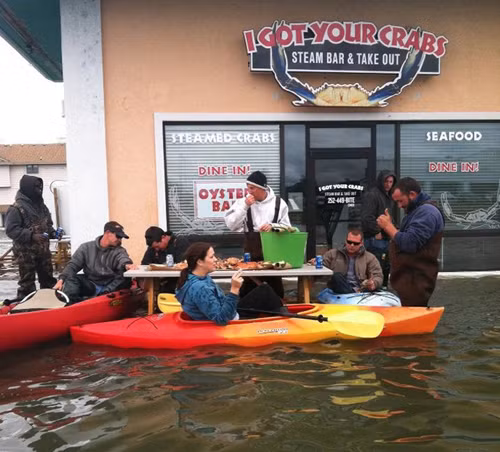 Ăn chơi không sợ mưa rơi.