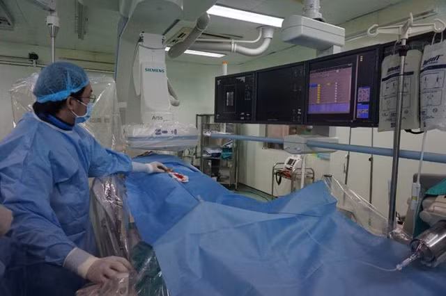 Các bác sĩ thực hiện can thiệp nội mạch cứu sống bệnh nhân T.