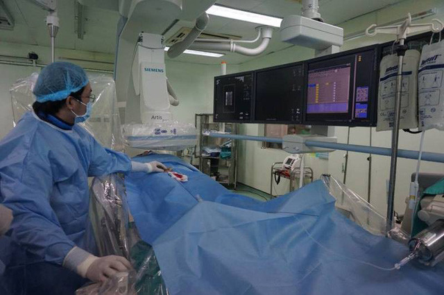 Mất máu cấp vì chảy máu mũi không cầm ảnh 1 Các bác sĩ thực hiện can thiệp nội mạch cứu sống bệnh nhân T.