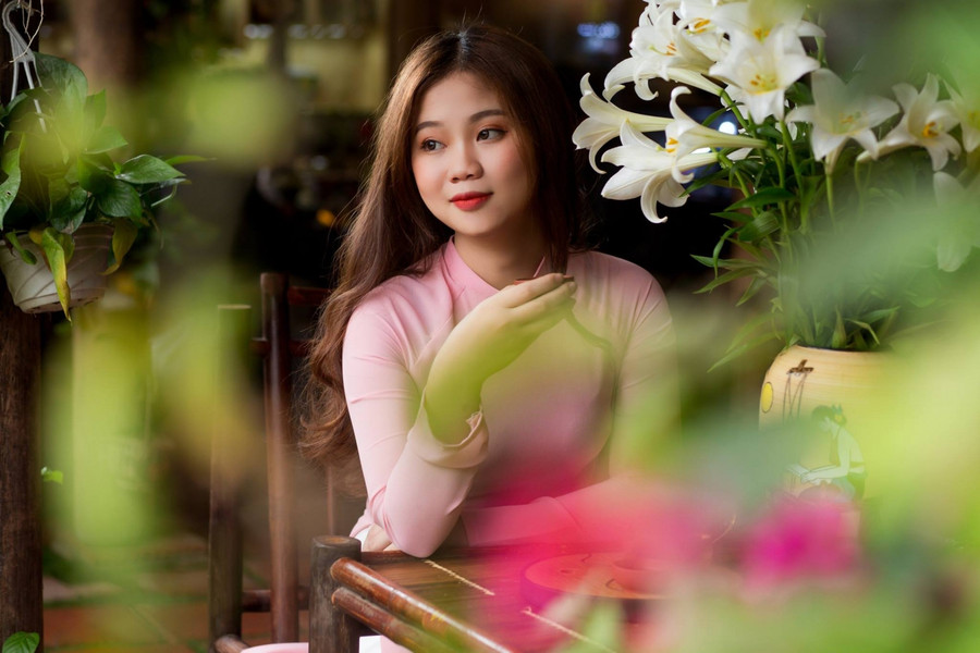 Hãy ngước mắt lên cao hoặc cuối xuống hay nhìn ra xa xa,....vào 1 điểm nhìn bất kì nào đó, mặt không quá cúi cũng không quá ngẩng cao. Ảnh: Nắng Studio