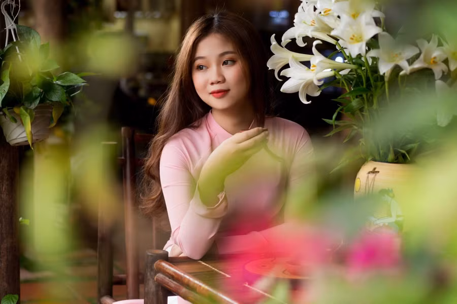Hãy ngước mắt lên cao hoặc cuối xuống hay nhìn ra xa xa,....vào 1 điểm nhìn bất kì nào đó, mặt không quá cúi cũng không quá ngẩng cao. Ảnh: Nắng Studio