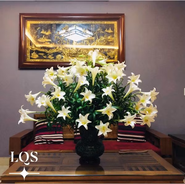 Cắm xốp có ưu điểm là cành hoa lâu bị thối, nếu tiếp nước đầy đủ sẽ để được lâu hơn.