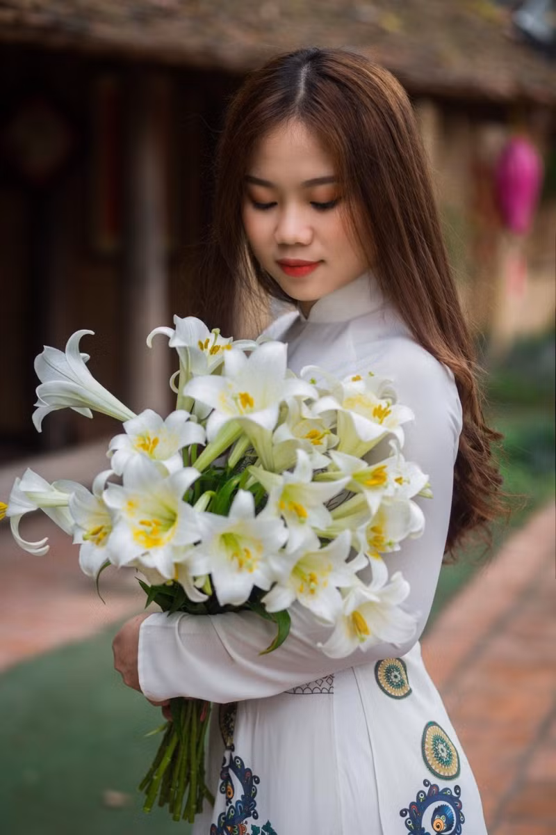 Tương tự với cách chụp, bạn cúi mặt vừa đủ tránh việc làm cho khuôn mặt bị tối, che khuất và bị gãy mặt. Ảnh: Nắng Studio