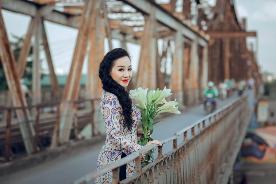 Chụp cùng hoa loa kèn trong một không gian cổ kính đậm chất Hà Nội những năm xưa cũ. Ảnh: Nắng Studio