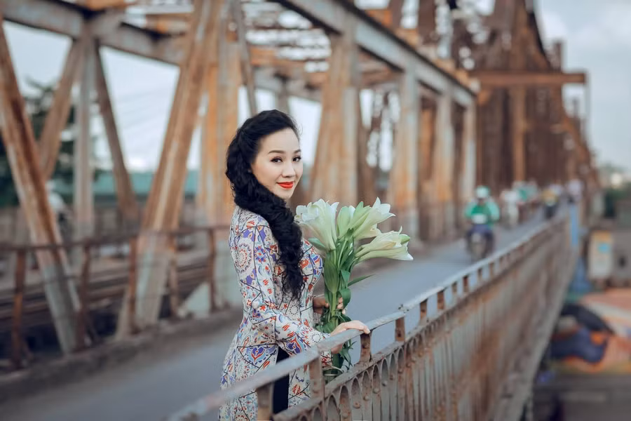 Chụp cùng hoa loa kèn trong một không gian cổ kính đậm chất Hà Nội những năm xưa cũ. Ảnh: Nắng Studio