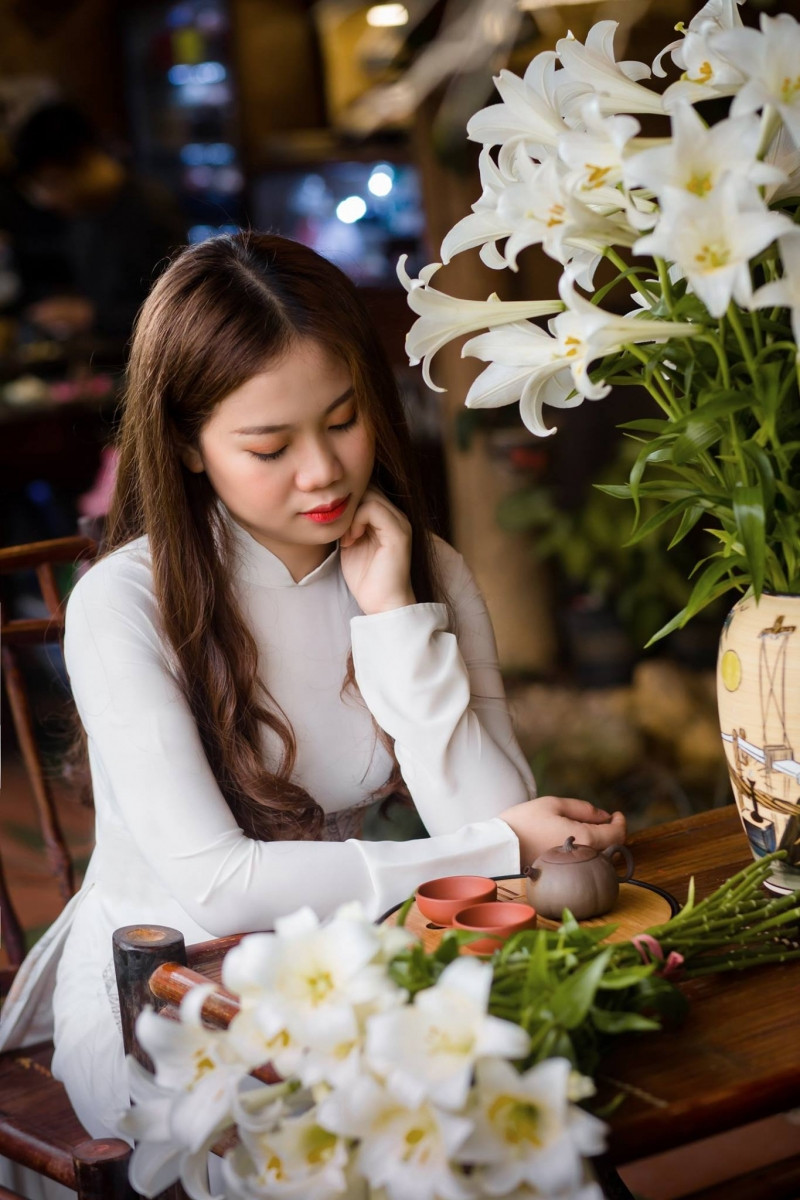 Chụp ảnh với hoa loa kèn không cần phải quá cầu kỳ về trang phục, cách tạo dáng. Ảnh: Nắng Studio