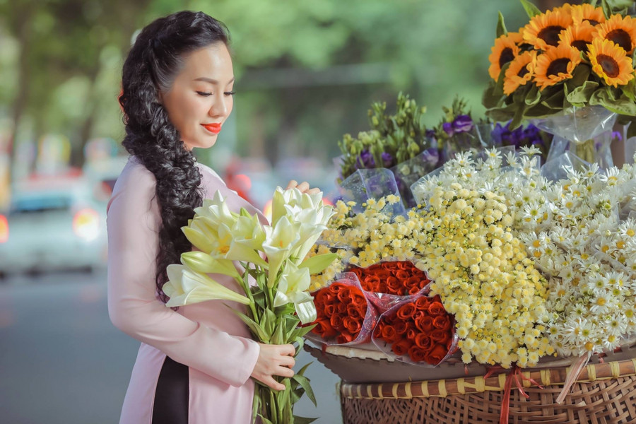 Bên cạnh những nụ cười, thì một gương mặt buồn lãng mạn cũng sẽ là gợi ý tuỵệt vời cho bạn, khi muốn tạo ra bầu không khí lãng mạn đượm buồn cho bức ảnh. Ảnh: Nắng Studio