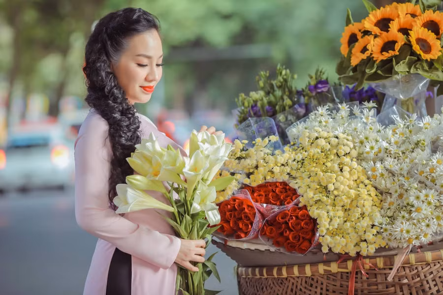 Bên cạnh những nụ cười, thì một gương mặt buồn lãng mạn cũng sẽ là gợi ý tuỵệt vời cho bạn, khi muốn tạo ra bầu không khí lãng mạn đượm buồn cho bức ảnh. Ảnh: Nắng Studio