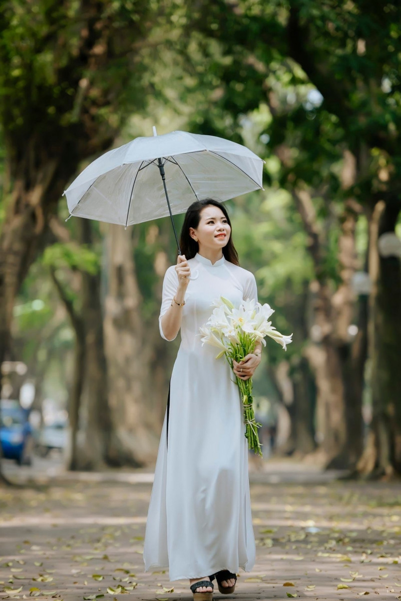 Các thiếu nữ có đủ cách tạo dáng, biểu cảm bên loài hoa tháng tư, Ảnh: Nắng Studio